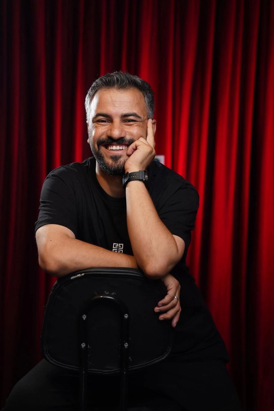 Kırmızı perde portresi